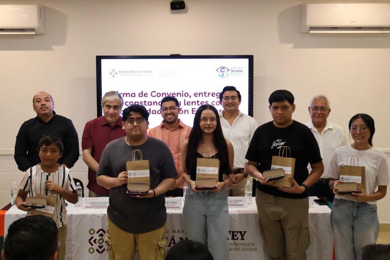 Certifican a especialistas y acercan lentes gratuitos a familias yucatecas