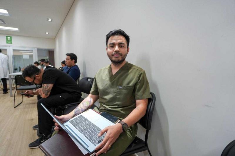 Se ponen la camiseta: alta afluencia de médicas y médicos para registrarse en el O’Horán