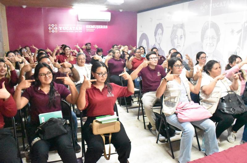 Capacitan a personal de Centros Libre para atender a mujeres con discapacidad auditiva