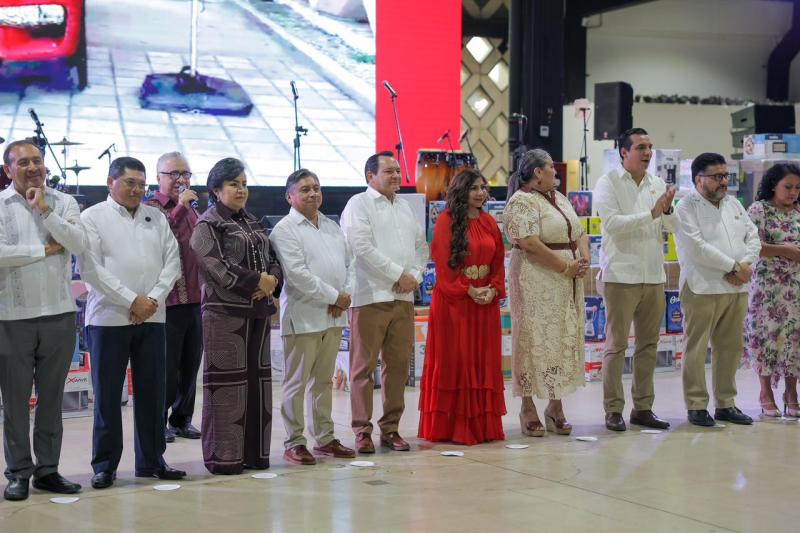 Gobernador Joaquín Díaz Mena reconoce a más de 3,800 trabajadoras y trabajadores de apoyo a la educación