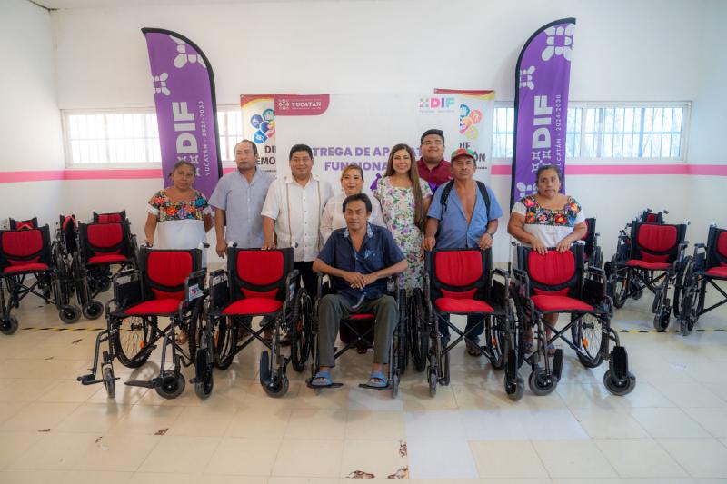 Entrega DIF Yucatán sillas de ruedas para facilitar la movilidad de personas en Temozón