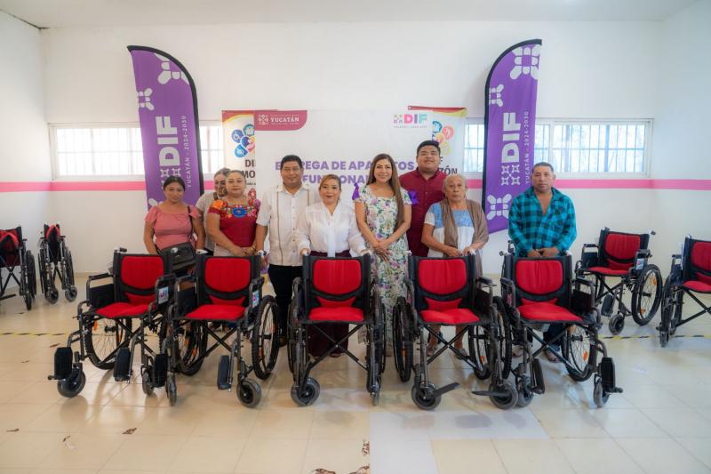 Entrega DIF Yucatán sillas de ruedas para facilitar la movilidad de personas en Temozón