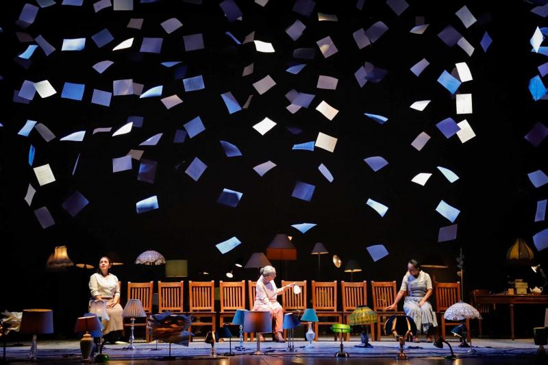 Compañía Nacional de Teatro recibe ovación de pie con "Prendida de las lámparas" en el Teatro Armando Manzanero