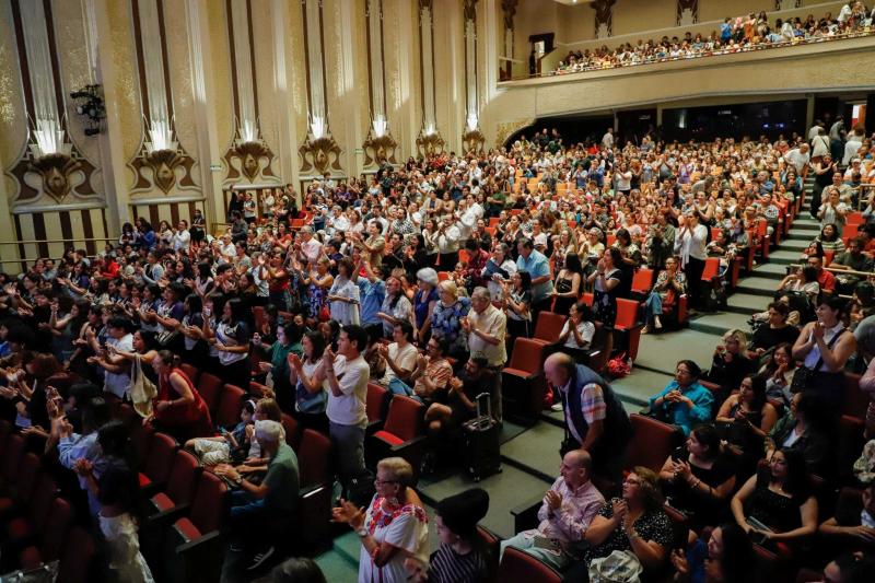 Compañía Nacional de Teatro recibe ovación de pie con "Prendida de las lámparas" en el Teatro Armando Manzanero