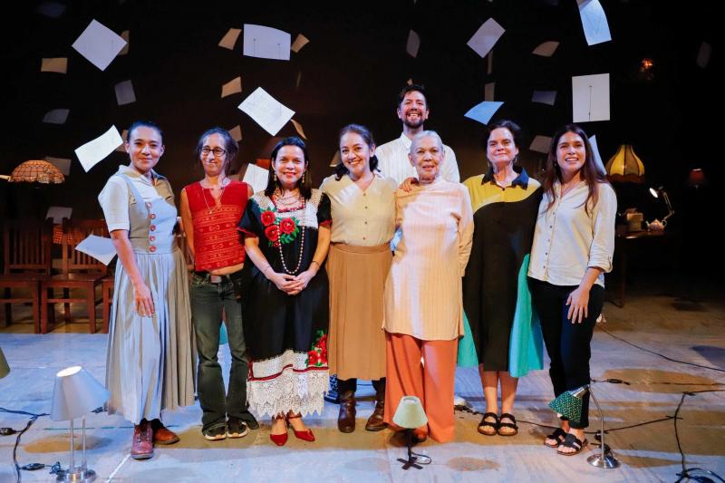 Compañía Nacional de Teatro recibe ovación de pie con "Prendida de las lámparas" en el Teatro Armando Manzanero