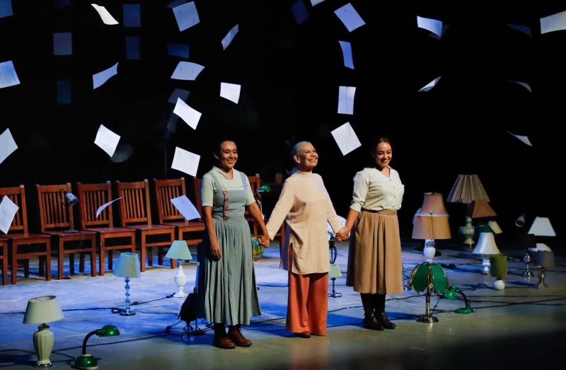 Compañía Nacional de Teatro recibe ovación de pie con "Prendida de las lámparas" en el Teatro Armando Manzanero