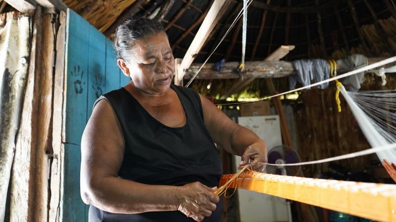Mujer de Teya convierte el urdido de hamacas en sustento para su familia