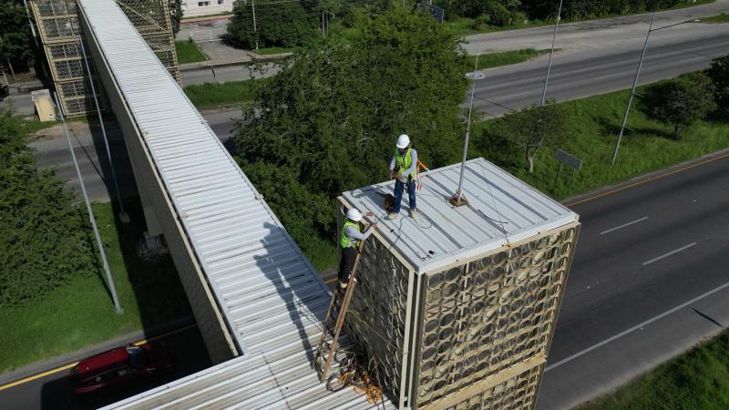 Rehabilitan puente peatonal del CRIT para mejorar seguridad y accesibilidad en el Periférico de Mérida