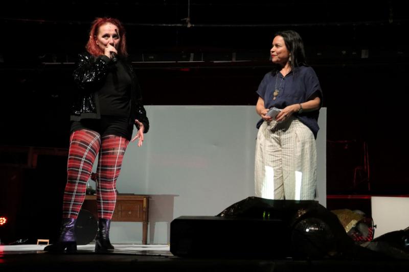 Olga Mesa transforma el Teatro Daniel Ayala con "Una mesa propia" en Transversales 2026