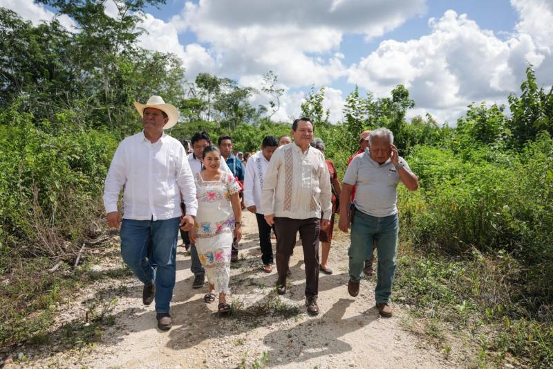 Don Miguel Ángel saca su cosecha en bicicleta por una brecha de 4 kilómetros; con Caminos Renacimiento llegará un vehículo a su parcela: 763 kilómetros rehabilitados en 2025 y 500 más en 2026