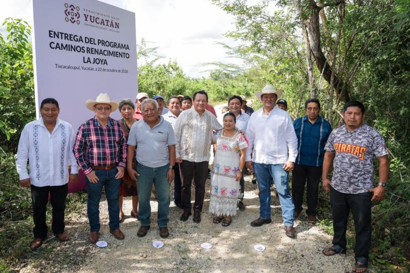 Don Miguel Ángel saca su cosecha en bicicleta por una brecha de 4 kilómetros; con Caminos Renacimiento llegará un vehículo a su parcela: 763 kilómetros rehabilitados en 2025 y 500 más en 2026