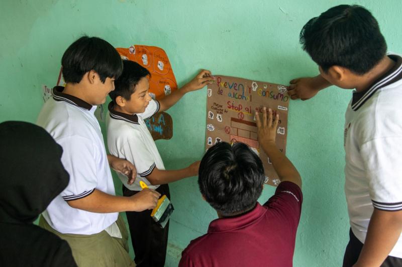 Estudiantes de Motul crean "Comando Colmena" para prevenir riesgos digitales en su escuela