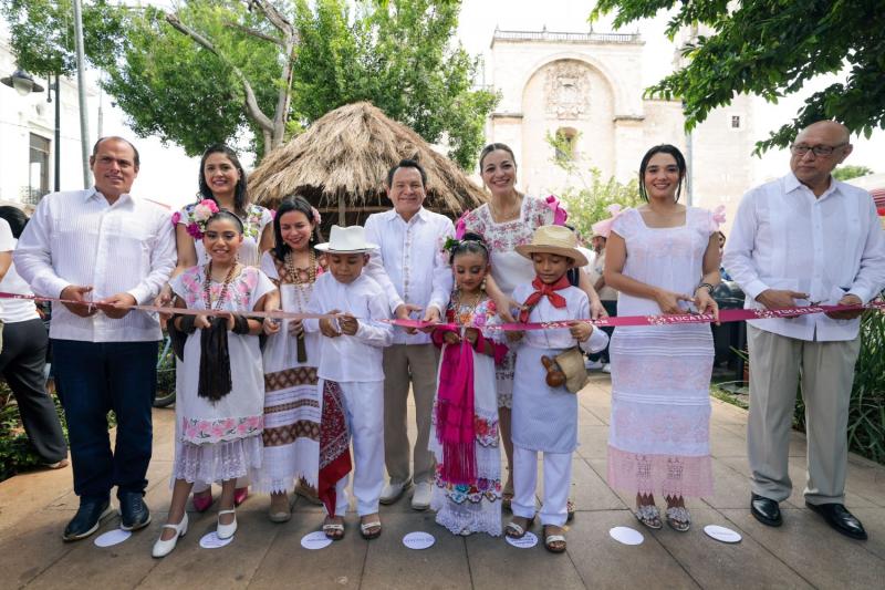 El Gobernador Joaquín Díaz Mena inauguró la Muestra Estatal de Altares, un encuentro que fortalece la identidad maya y la transmisión de las costumbres entre generaciones.