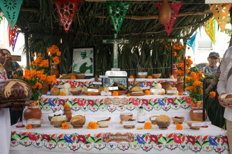 El Gobernador Joaquín Díaz Mena inauguró la Muestra Estatal de Altares, un encuentro que fortalece la identidad maya y la transmisión de las costumbres entre generaciones.