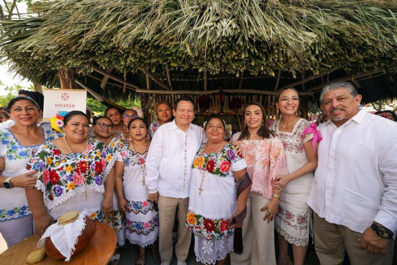 El Gobernador Joaquín Díaz Mena inauguró la Muestra Estatal de Altares, un encuentro que fortalece la identidad maya y la transmisión de las costumbres entre generaciones.
