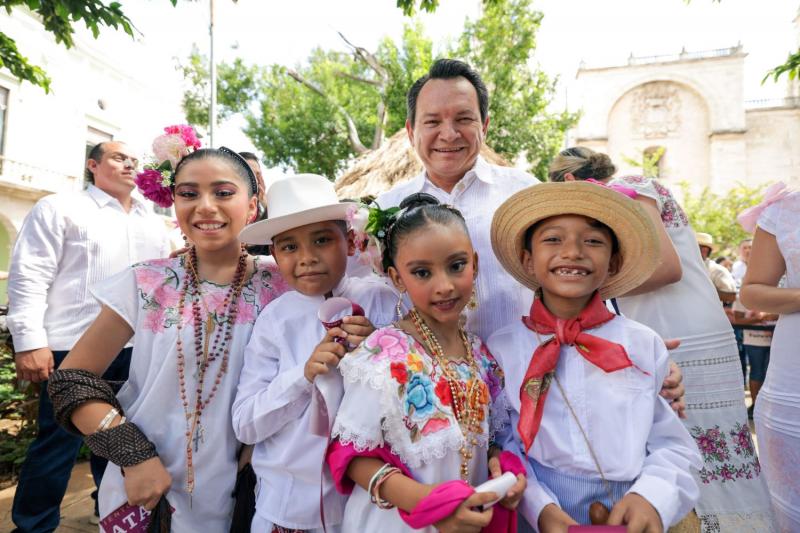 El Gobernador Joaquín Díaz Mena inauguró la Muestra Estatal de Altares, un encuentro que fortalece la identidad maya y la transmisión de las costumbres entre generaciones.