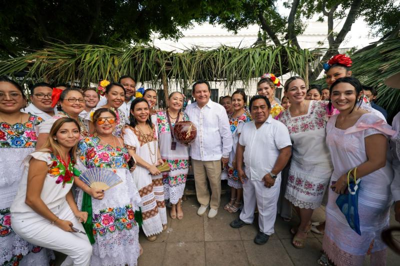 El Gobernador Joaquín Díaz Mena inauguró la Muestra Estatal de Altares, un encuentro que fortalece la identidad maya y la transmisión de las costumbres entre generaciones.
