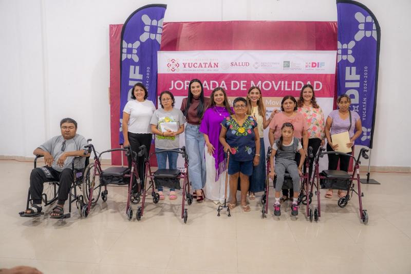 DIF Yucatán y Beneficencia Pública entregan aparatos de movilidad a personas con discapacidad