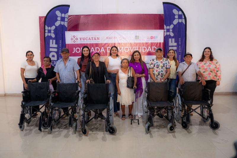 DIF Yucatán y Beneficencia Pública entregan aparatos de movilidad a personas con discapacidad