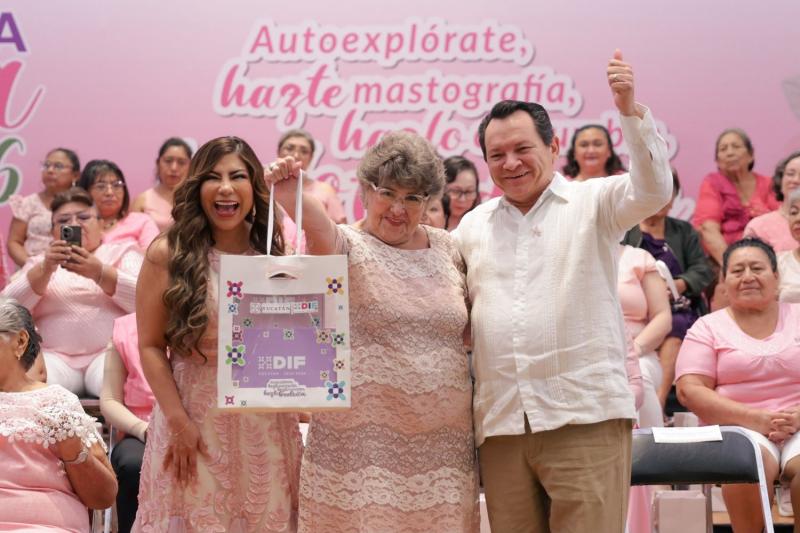 Después del cáncer, Fátima pidió a sus hijas tapar los espejos de su casa; 12 años después, a los 75, recibió su prótesis: el DIF entrega 100 kits al cierre de la Agenda Rosa