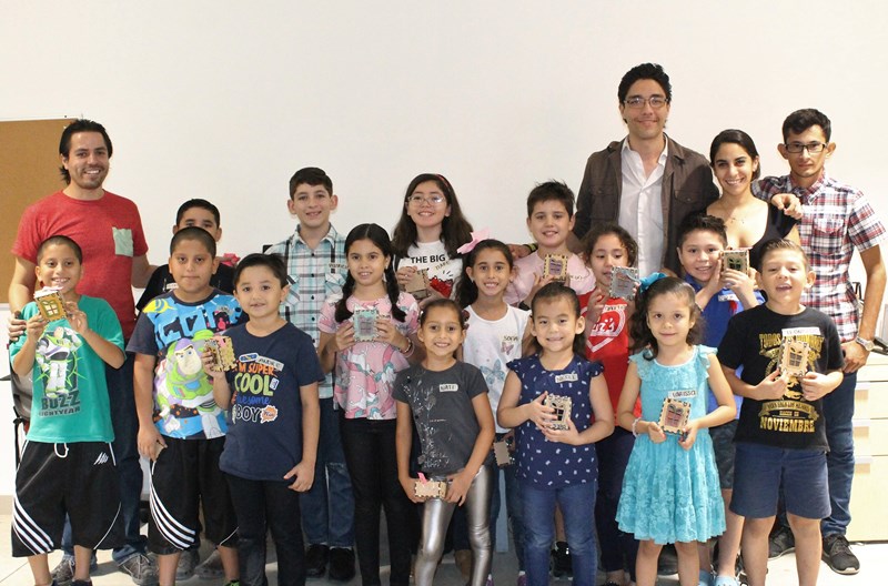 El IYEM imparte un taller de creatividad para niñas y niños con motivo del Día de Reyes.