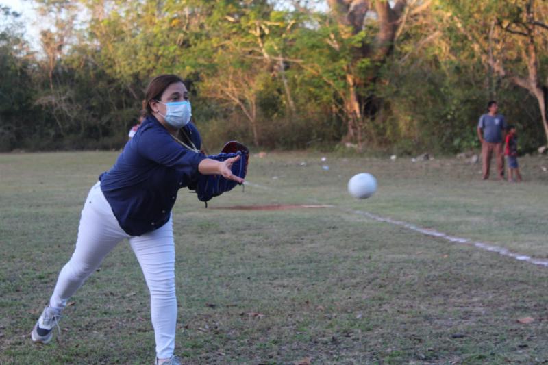 Las Amazonas de Yaxunah reciben material deportivo del Gobierno del Estado