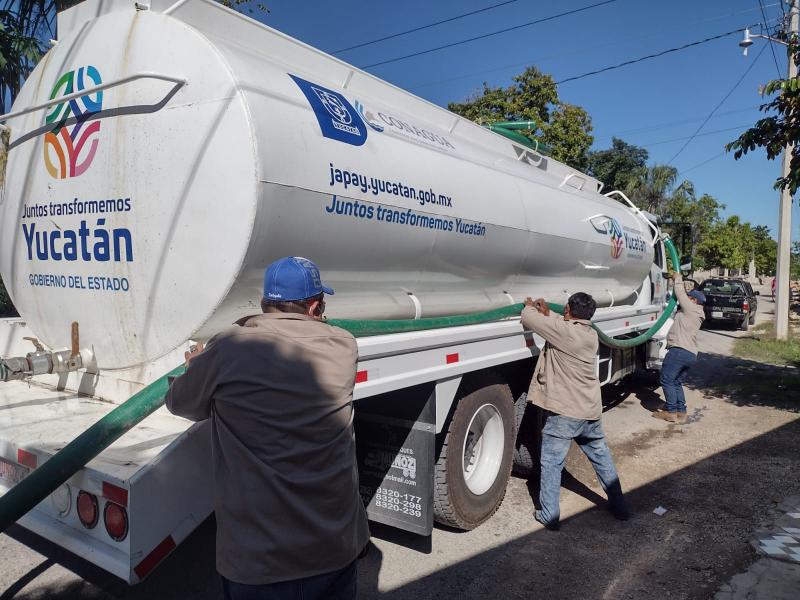 Japay apoya a habitantes de Teya con agua potable