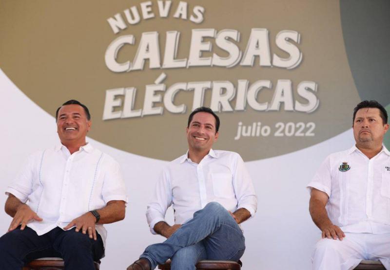 El Gobernador Mauricio Vila Dosal y el Alcalde de Mérida, Renán Barrera Concha, presentaron las calesas eléctricas que a partir de ahora brindan recorridos por la ciudad de Mérida