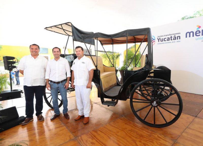 El Gobernador Mauricio Vila Dosal y el Alcalde de Mérida, Renán Barrera Concha, presentaron las calesas eléctricas que a partir de ahora brindan recorridos por la ciudad de Mérida