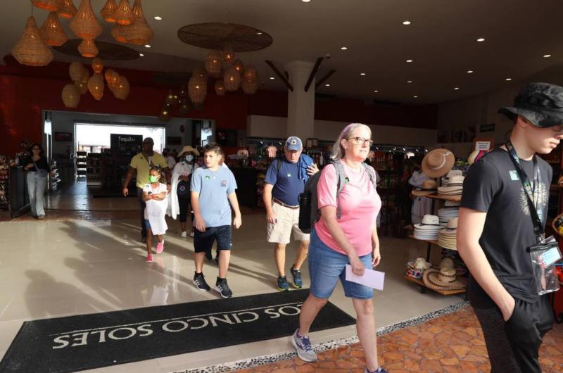 Miles de turistas llegan a Yucatán con el arribo del crucero Disney Magic