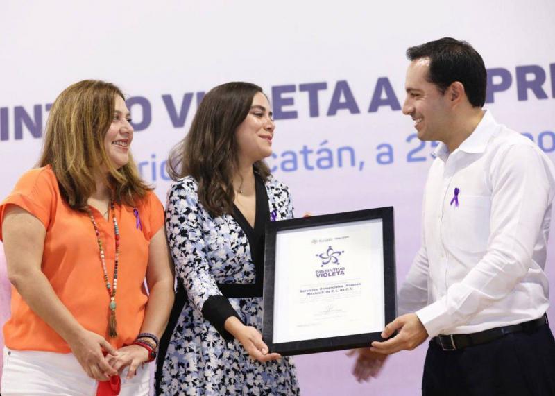 Entrega el Gobernador Mauricio Vila Dosal Distintivos Violeta con lo que las yucatecas cuentan con espacios laborales y educativos más seguros