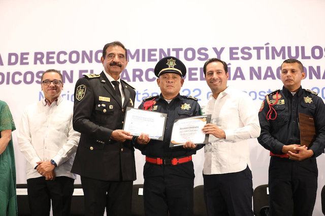 Gobernador Mauricio Vila Dosal reconoce labor de bomberos y paramédicos con estímulos económicos y equipamiento