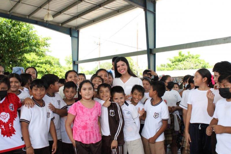 Con paquetes de útiles escolares, estudiantes del municipio de Tixpéual reciben el apoyo del Gobierno de Mauricio Vila Dosal