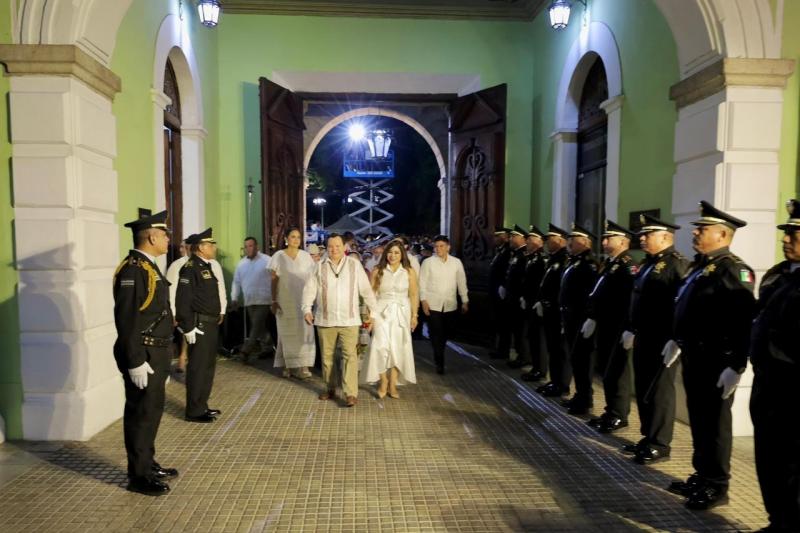 Entra Huacho al Palacio de Gobierno con el pueblo de Yucatán