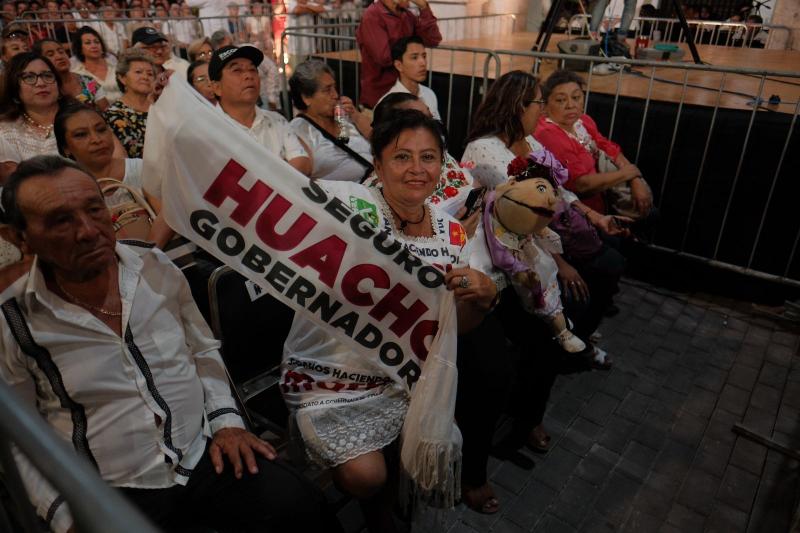 Entra Huacho al Palacio de Gobierno con el pueblo de Yucatán