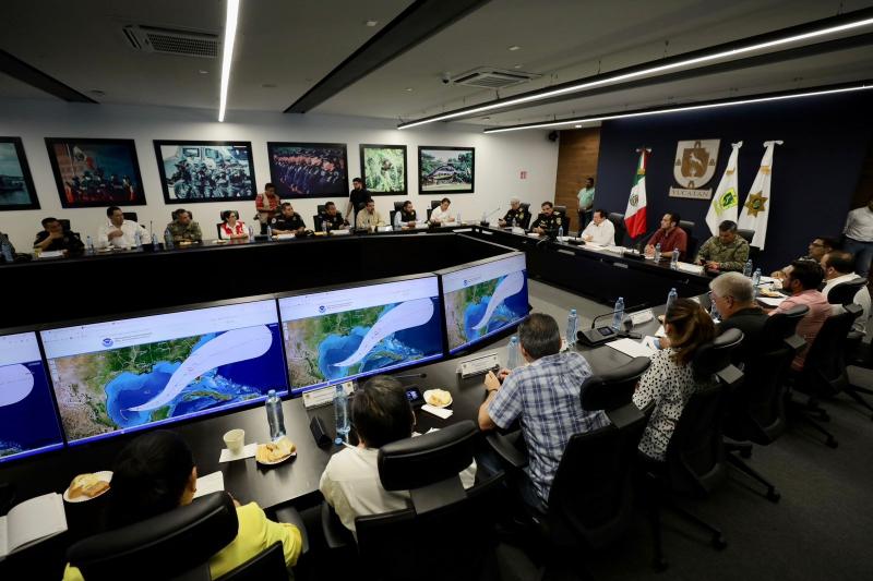 Llama el Gobernador a la población a mantenerse atenta ante el paso del Huracán Milton