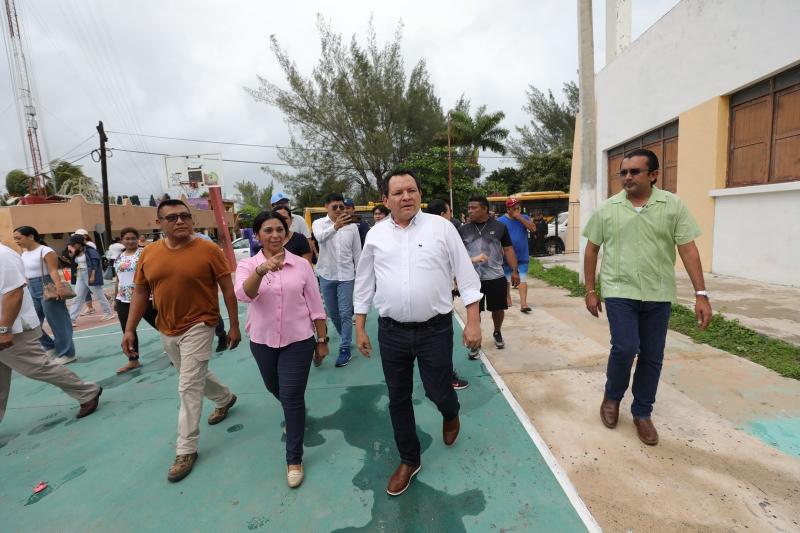 Supervisa el Gobernador Joaquín Díaz Mena las labores de evacuación en la costa yucateca