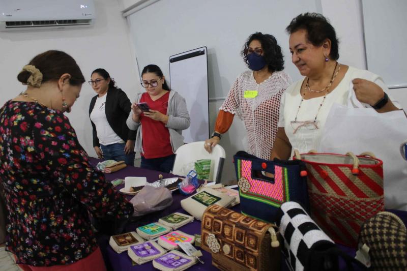 Lleva Gobierno del Estado Feria Navideña de Mujeres Emprendedoras a la Plaza Grande
