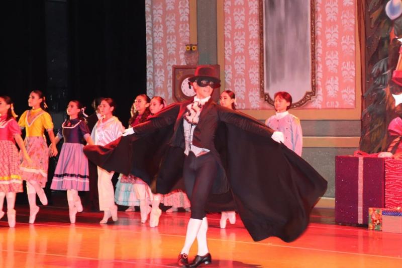 Presentan más de 100 alumnos del CEBA "El Cascanueces" en el Teatro Armando Manzanero