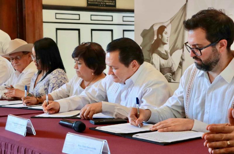 Firman convenio para garantizar viviendas dignas para las familias de Yucatán