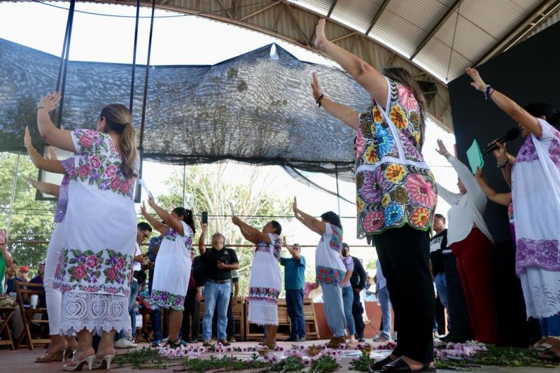 Ceremonia maya y firma de convenio enmarcan la entrega de reconocimientos a parteras, guardianas de saberes ancestrales