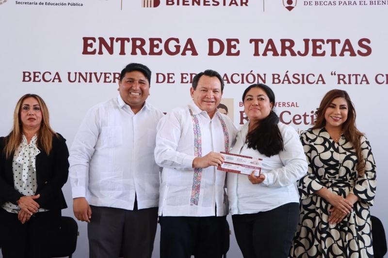 Inicia entrega de tarjetas de la beca universal "Rita Cetina"