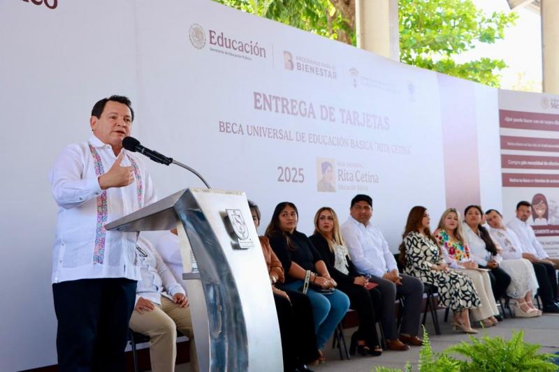 Inicia entrega de tarjetas de la beca universal "Rita Cetina"