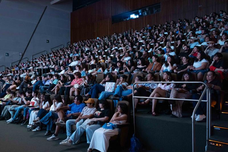 Gael García Bernal comparte experiencias con el público de Yucatán en el Gran Museo del Mundo Maya