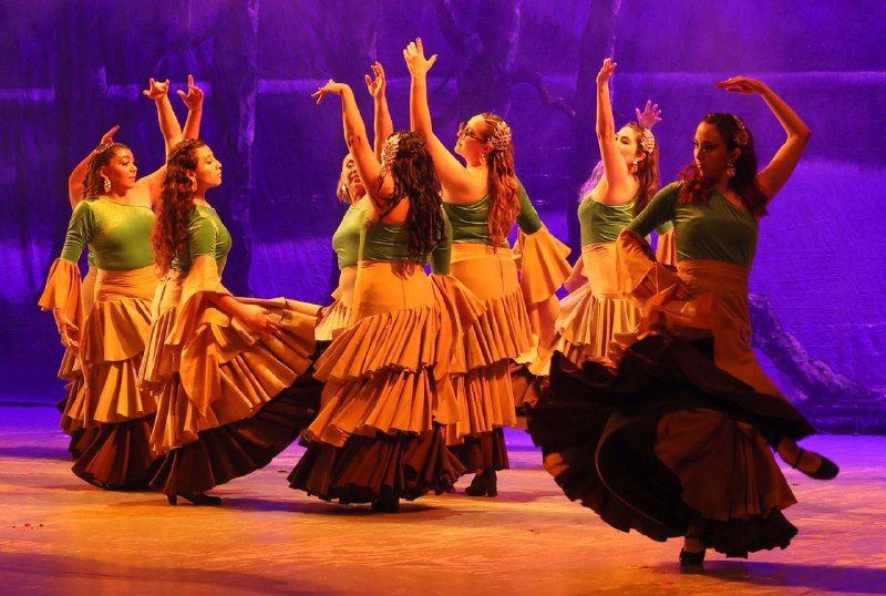 Una noche de historia, fantasía y talento se vivió en el emblemático Teatro "Armando Manzanero", donde 127 estudiantes del área de Danza Española del Centro Estatal de Bellas Artes (CEBA) de la Secretaría de Educación del Gobierno del Estado (Segey) ofrecieron una presentación inolvidable 