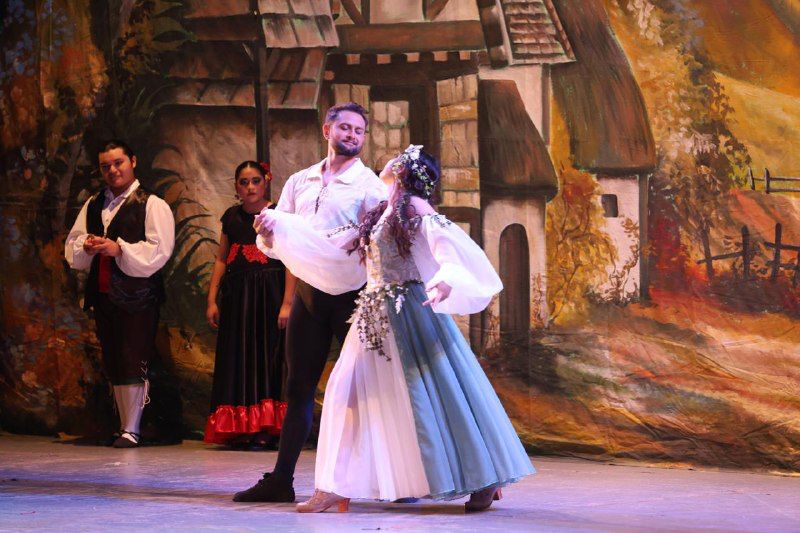 Una noche de historia, fantasía y talento se vivió en el emblemático Teatro "Armando Manzanero", donde 127 estudiantes del área de Danza Española del Centro Estatal de Bellas Artes (CEBA) de la Secretaría de Educación del Gobierno del Estado (Segey) ofrecieron una presentación inolvidable 