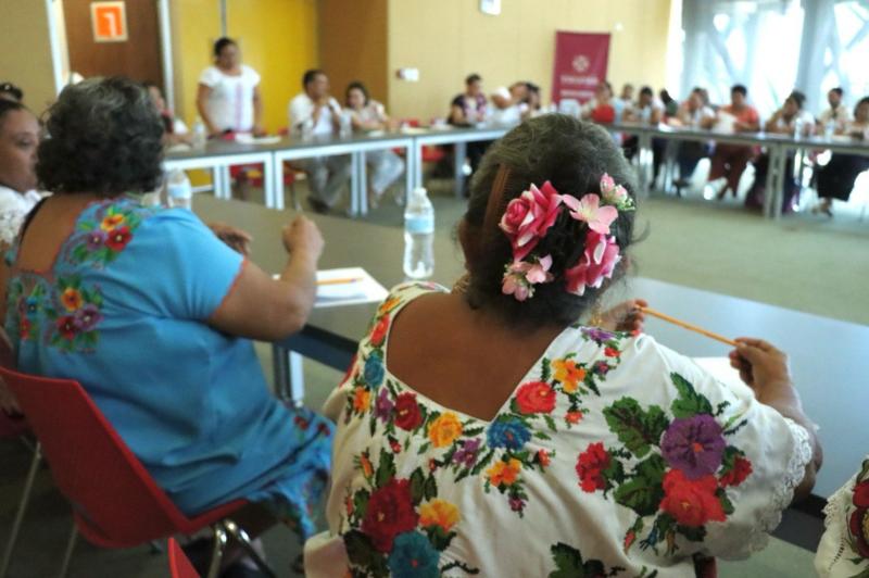 Bordadoras yucatecas analizan estrategias para preservar arte textil maya