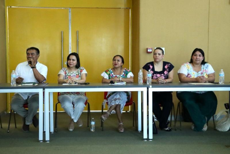 Bordadoras yucatecas analizan estrategias para preservar arte textil maya