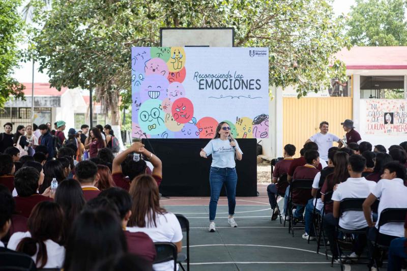 Llevan bienestar emocional y ciencia viva a preparatorias de Yucatán
