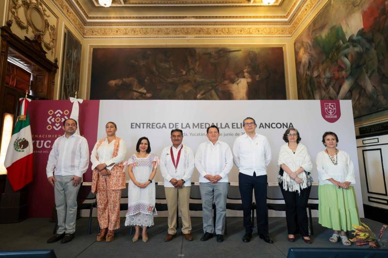 Fidencio Briceño Chel recibe Medalla Eligio Ancona